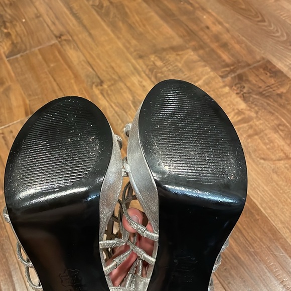 Silver heels - Picture 4 of 5